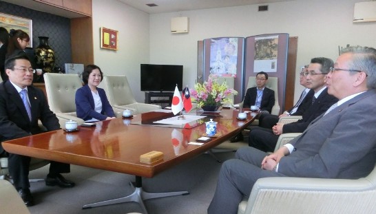 陳処長夫妻の稚内市工藤広市長（右1）表敬訪問、意見交換