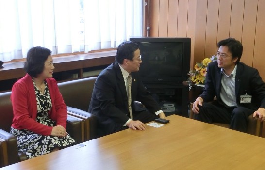 陳処長夫妻の名寄市加藤剛士市長への表敬訪問、意見交換