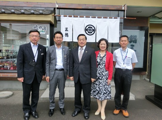 陳処長夫妻が奥山町長の歓迎昼食会に出席