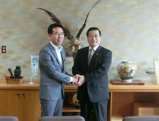 陳処長と和寒町奥山盛町長との記念撮影