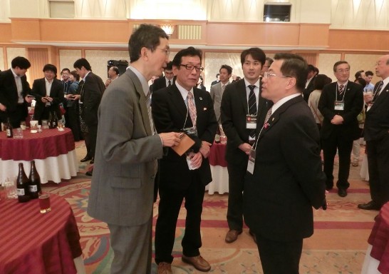 陳処長と荒井局長（左１）、福井専務（左2）との懇談