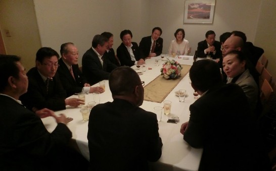 懇親会後、陳処長夫妻と市長、議長、会長及び議員の方々と懇談