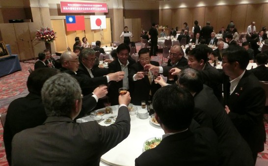 来客と親交を深める陳処長