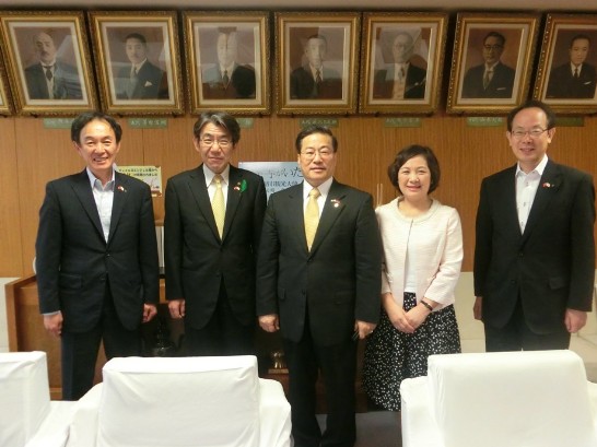 陳処長夫妻と釧路市蝦名市長（左2）、岩隈敏彦副市長（左1）、名塚昭副市長（右1）との集合写真