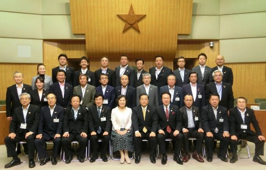陳処長夫妻と全釧路市議会議員（28名）との集合写真