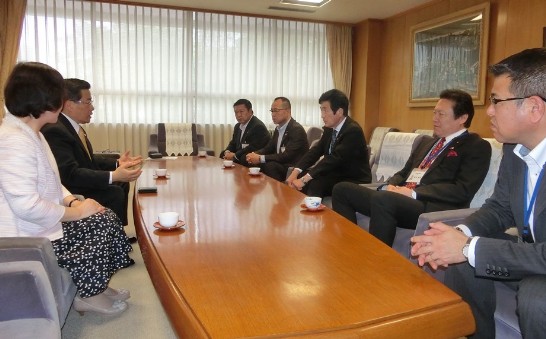 釧路市議会黒木満議長（右3）を表敬訪問、意見交換