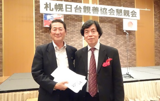 朱先生と北海道議会の加藤礼一議長との写真