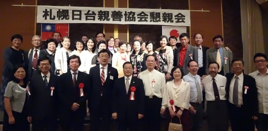 陳処長夫妻と木村会長、朱先生と訪日団との集合写真