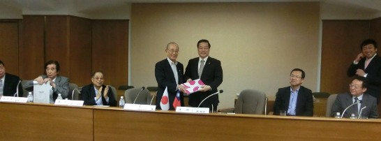 「北海道台湾貿易協会」井上俊彌会長からの記念品贈呈