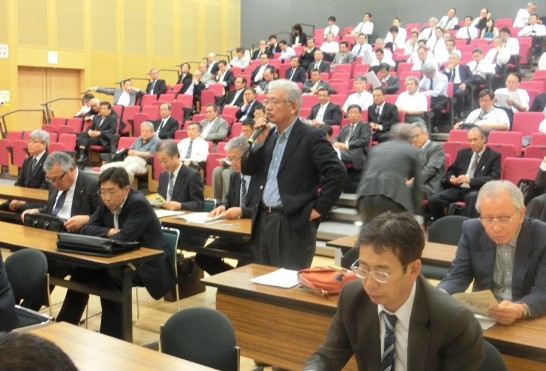 積極的に質問を投げかける参加者