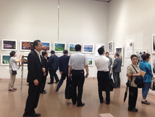 觀展者踴躍討論對作品的感想