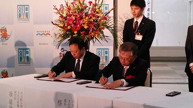 2.徐副代表與蔡處長見證台日自行車道締盟