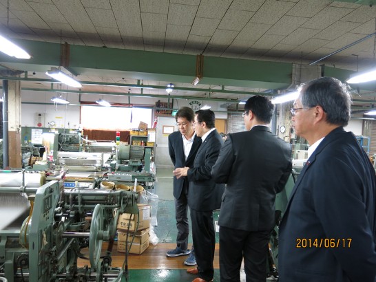 亞東關係協會李會長嘉進參訪春江學習紡織工廠