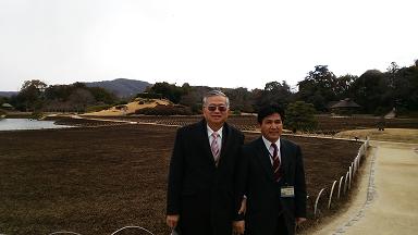 蔡處長與岡山縣後樂園事務所所長川元勝則合影