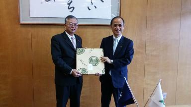 蔡處長與岡山市長大森雅夫合影