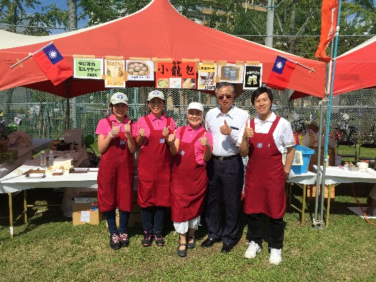 蔡處長（右2）在代表我國攤位台灣小吃168前合影