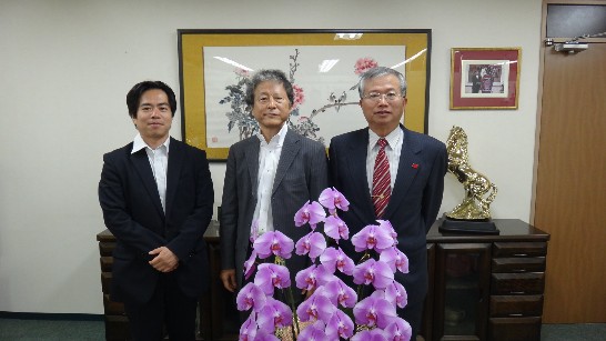 蔡處長與大阪府議員出來成元及枚方市議員田口敬規合影(1)2013.10.22