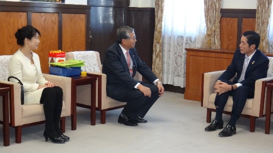 一、駐大阪辦事處蔡處長明耀夫婦於102年11月14日上午造訪愛媛縣政府，受到中村時広知事及相關官員熱誠歡迎。