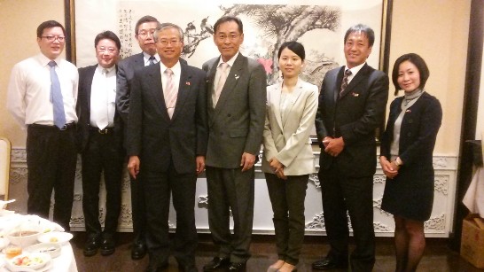 蔡處長與和歌山市日台議連松井紀博會長合影2013.11.7-1