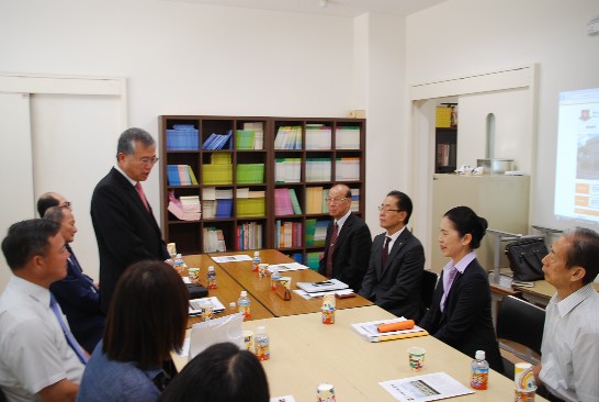 駐大阪辦事處新任蔡處長明耀於9月20日上午10時30分偕陳組長敏永赴大阪中華學校拜會，受到該校理事會羅理事長辰雄、連副理事長茂雄、陳校長雪霞及師生熱烈歡迎。