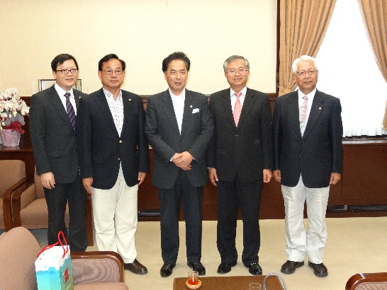 一、駐大阪辦事處蔡處長明耀於102年9月25日下午造訪大阪府議會，受到大阪府議會議長淺田均及日華親善議員連盟會長永野孝男、事務局長松本利明府議員及議會事務局相關官員熱誠接待。