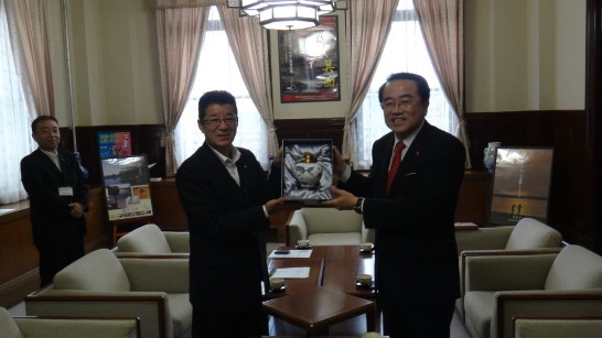 李會長嘉進104年10月29日贈送大阪府松井一郎知事紀念品