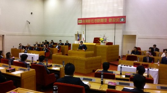 邱市長在小松市議會議場致詞