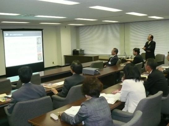 一、本處黃處長應大阪府枚方市議會日華親善議員連盟之邀，於本（98）年11月24日下午4時在該議會委員會室以「台日關係與兩岸關係」為題演講，並出席會後餐會；包括大阪府議會、枚方市議會相關議員及官員等數十人出席。