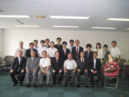 一、日本大阪府枚方市議會日華親善議員連盟於本（98）年6月29日正式成立，包括自民黨、民主黨、公明黨及無黨籍議員，計14名加入；為大阪府下市級議會超黨派友我議員連盟首例。