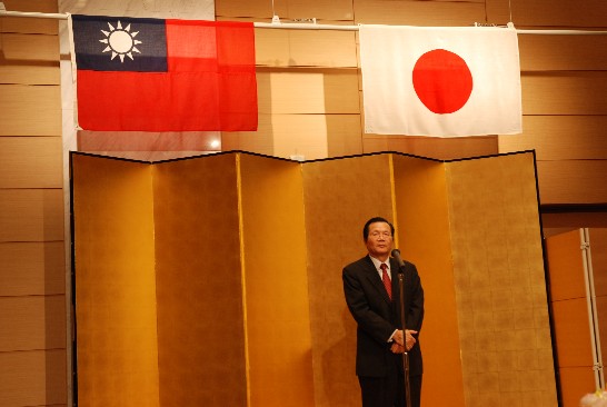 一、大阪府議會日華親善議員連盟於本（98）年9月18日下午6時假大阪市CITY PLAZA HOTEL舉行總會懇親會；本處黃處長應邀出席並致詞，包括大阪府副知事木村慎作、府議會議長朝倉秀實、該連盟會長川合通夫、大阪中華總會會長洪勝信等政要、議員及僑領計80餘人與會。