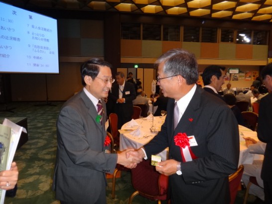 蔡處長以貴賓身分應邀出席關西鳥取縣人會與鳥取縣知事平井伸治握手