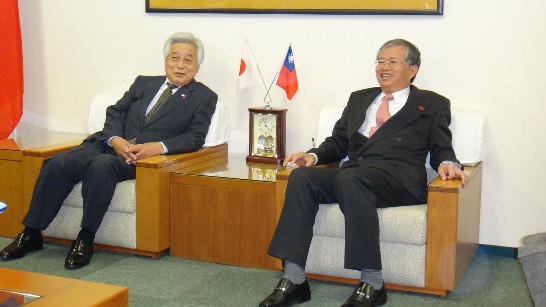 蔡處長與芦屋市日台友好議員連盟會長長野良三等2013.11.12-1