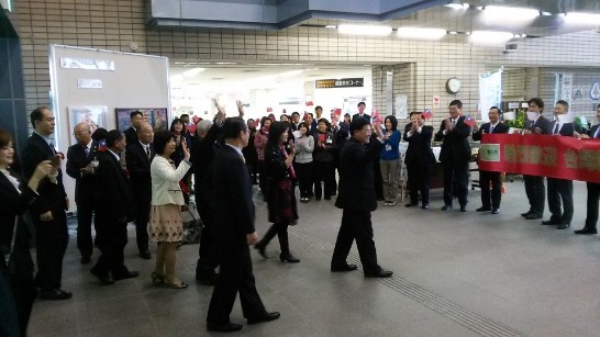 邱市長率團進入市政大樓受到熱烈歡迎