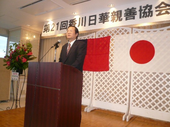 一、7月2日夜、香川日華親善協会(会長：井上勉)は高松市の華樹海ホテルで総会及び懇親会を催し、黄處長が出席して挨拶した。会合には香川県副知事高木孝征、香川県議会鎌田守恭、香川県議会日華親善議員連盟会長綾田福雄、県庁幹部と台湾留学生ら約50数名が出席した。