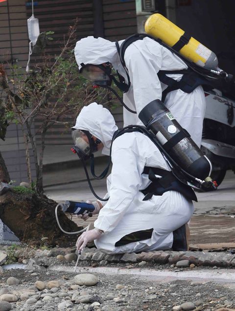 高雄の爆発事故、現場での捜索と調査続く