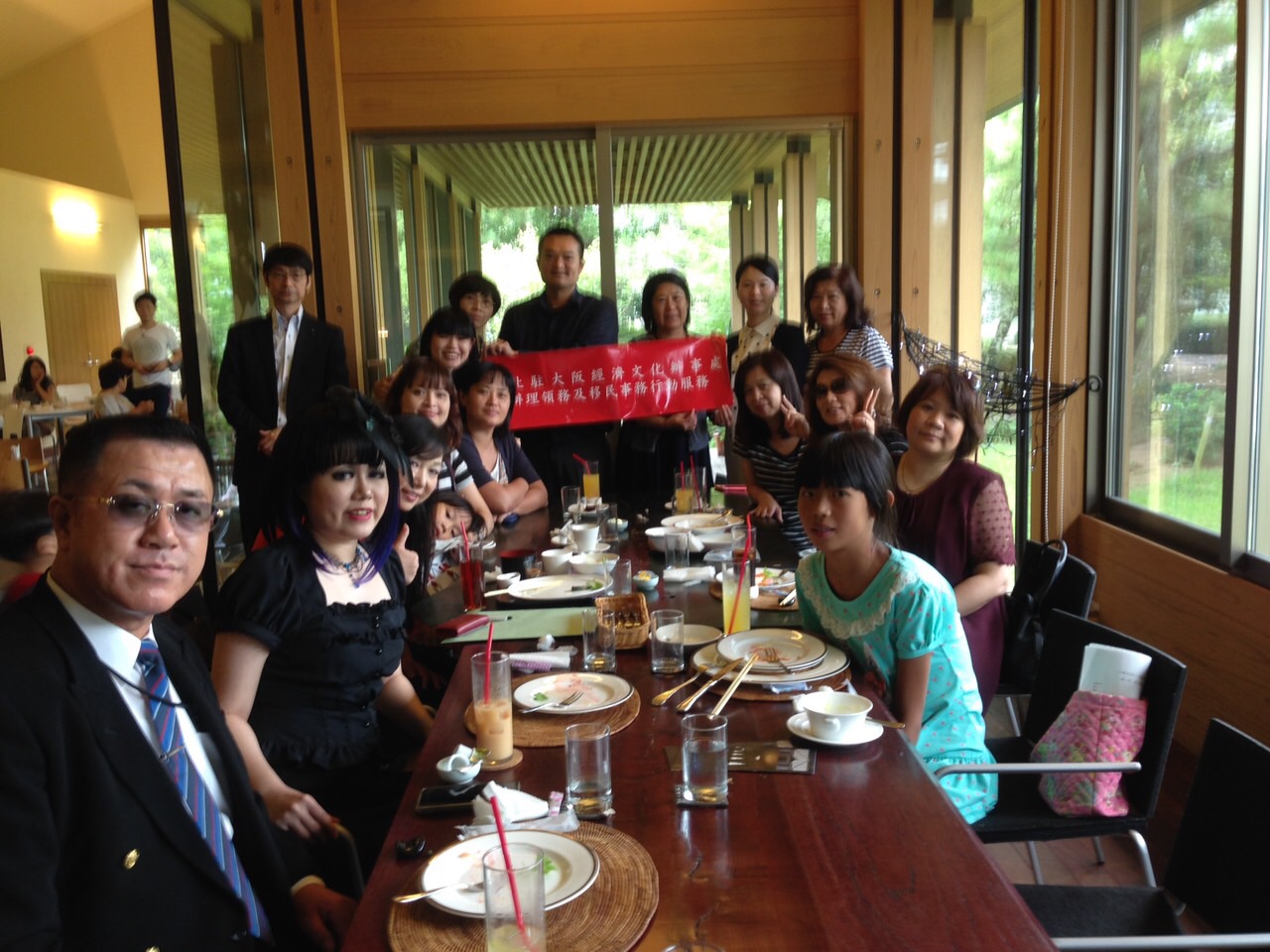 領務秘書鄭如君在香川縣善通寺市辦理領務服務
