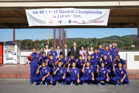 粘總領事及鄭會長等人與我青少棒代表隊選手合影