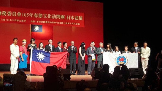 主辦單位及貴賓與春訪團全體團員合影。