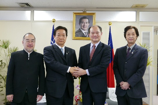 粘總領事(右二)與吉田市長(左二)合影。