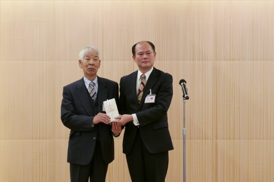 飯尾會長捐贈賑災款，由粘總領事代表接受。