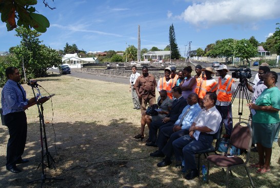 101.4.3.割草機捐贈儀式係由克國衛生部次長Andrew M. Skerritt擔任司儀