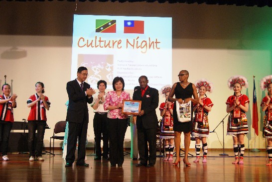 克國總理Denzil Douglas頒贈感謝狀