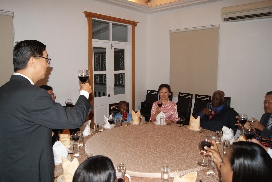 駐館曹大使立傑(左1)與克國總督佘培勳(右1)等人在慶祝我國第13任總統暨副總統就職餐會中共同舉杯祝賀兩國國運昌隆，邦誼永固 。 。