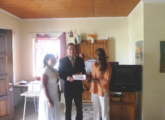 曹大使8月1日將愛心捐款親交克國殘障之家園長理查遜(Mrs. Josephine Claxton-Richardson)