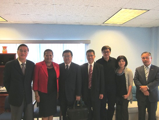 曹大使陪同我國能源廠商禮貌性拜會克國投資促進署負責人哈柔大使(H.E. Rosalyn Hazelle, 左二)