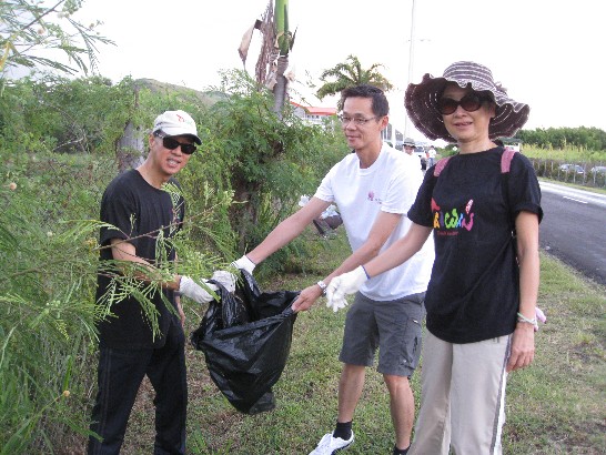 曹大使夫婦帶領同仁於健行沿途撿拾垃圾，彰顯本館環保與愛護駐在國形象。