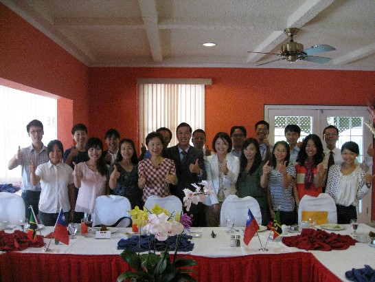 曹大使夫婦與旅克僑胞、留學生、志工等合影。