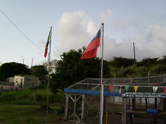 克國郊區小鎮一處雜貨店老闆Franks先生天天為我懸掛青天白日滿地紅國旗，象徵克國市井百姓感謝我對克國長年之支持與協助。