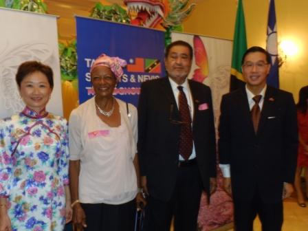 曹大使夫婦歡迎Eustace John副總督伉儷出席酒會。