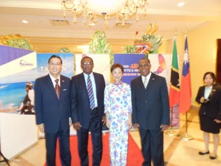 曹大使夫婦歡迎尼島行政首長Vance Amory(右一)及最大反對黨人民行動黨副領袖Eugene Hamilton(左二)出席酒會。